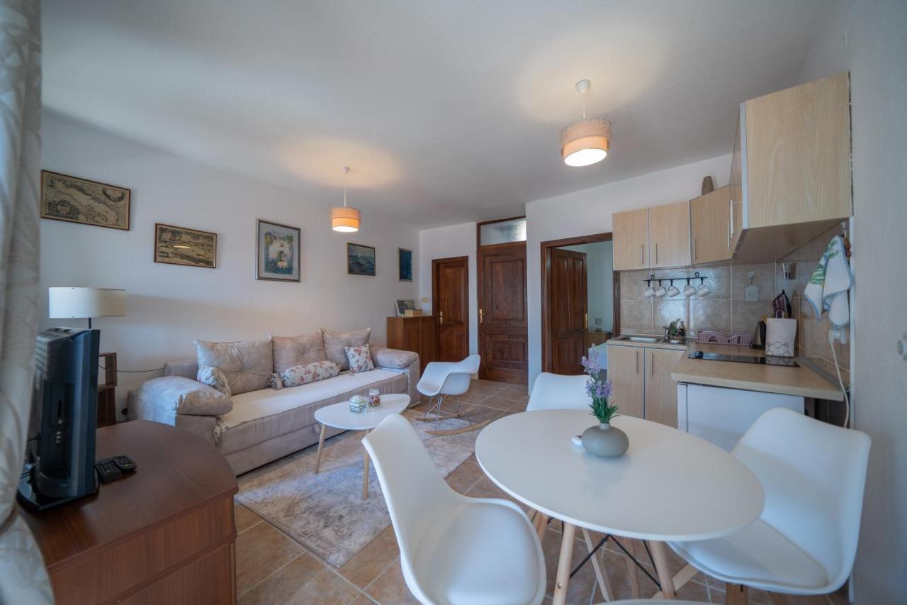 Apartments Franovic Πέραστ Εξωτερικό φωτογραφία